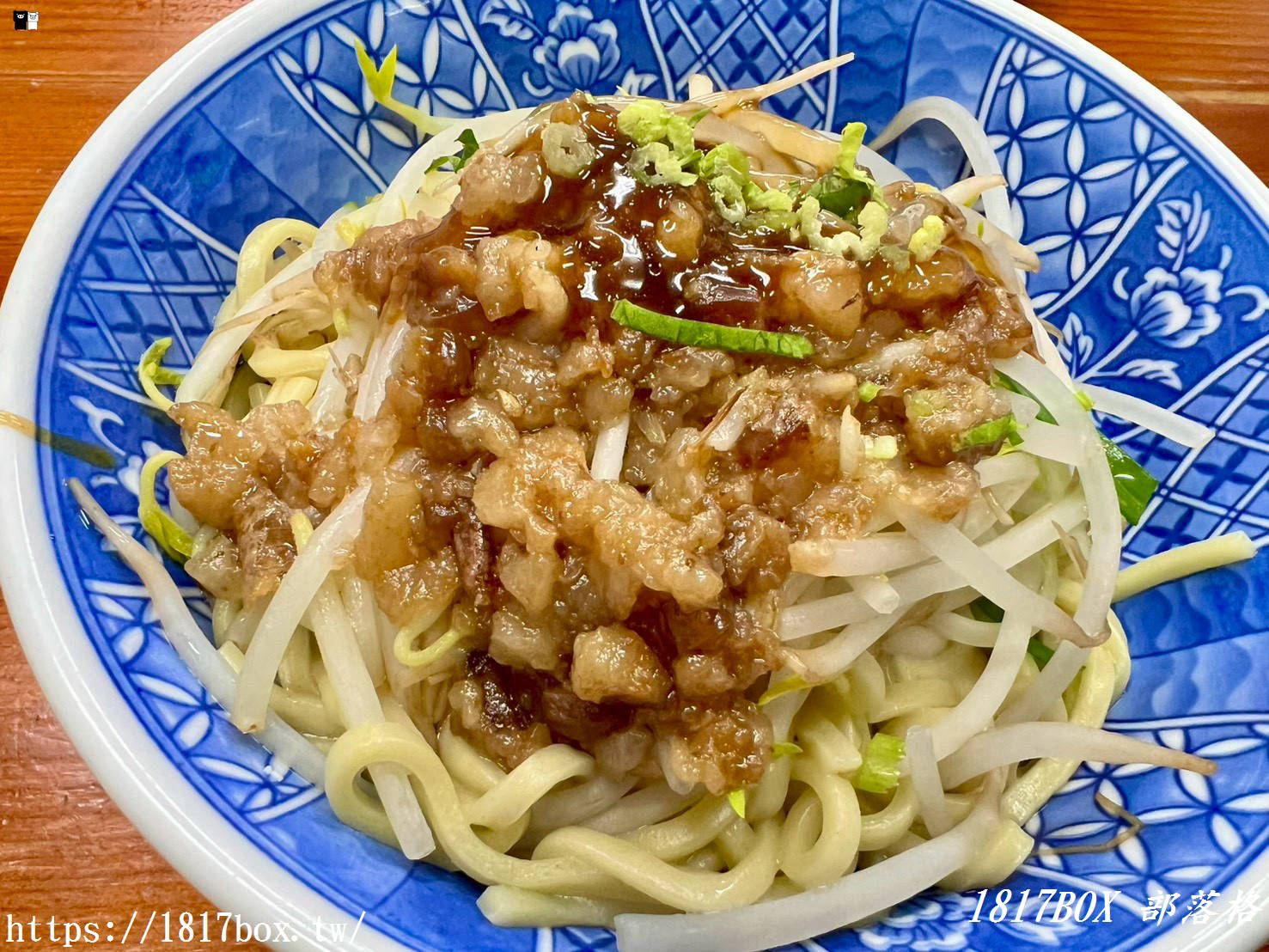 視覺系古早味！朝聖台中海線「天使光環米糕」，油亮肥肉圈超邪惡，配上靈魂肉羹湯與肉燥乾麵的完美飽足組合