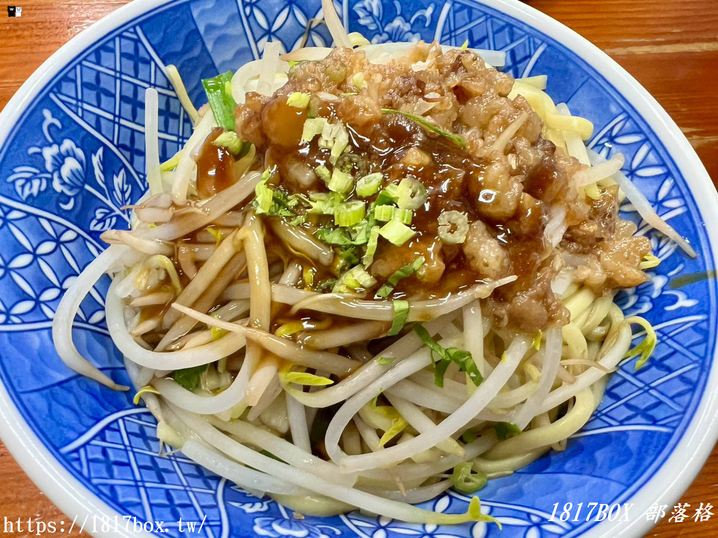 視覺系古早味！朝聖台中海線「天使光環米糕」，油亮肥肉圈超邪惡，配上靈魂肉羹湯與肉燥乾麵的完美飽足組合