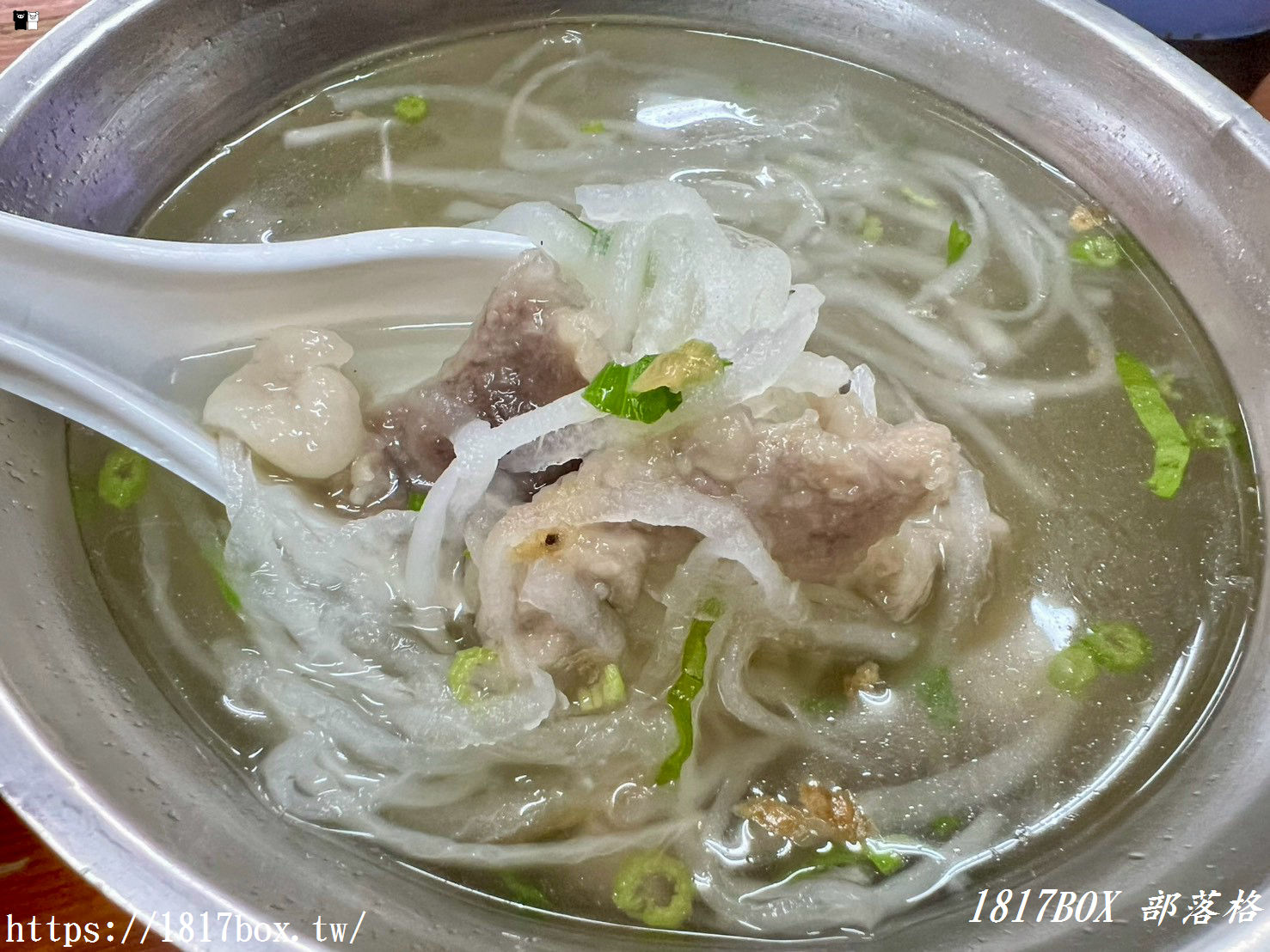 視覺系古早味！朝聖台中海線「天使光環米糕」，油亮肥肉圈超邪惡，配上靈魂肉羹湯與肉燥乾麵的完美飽足組合