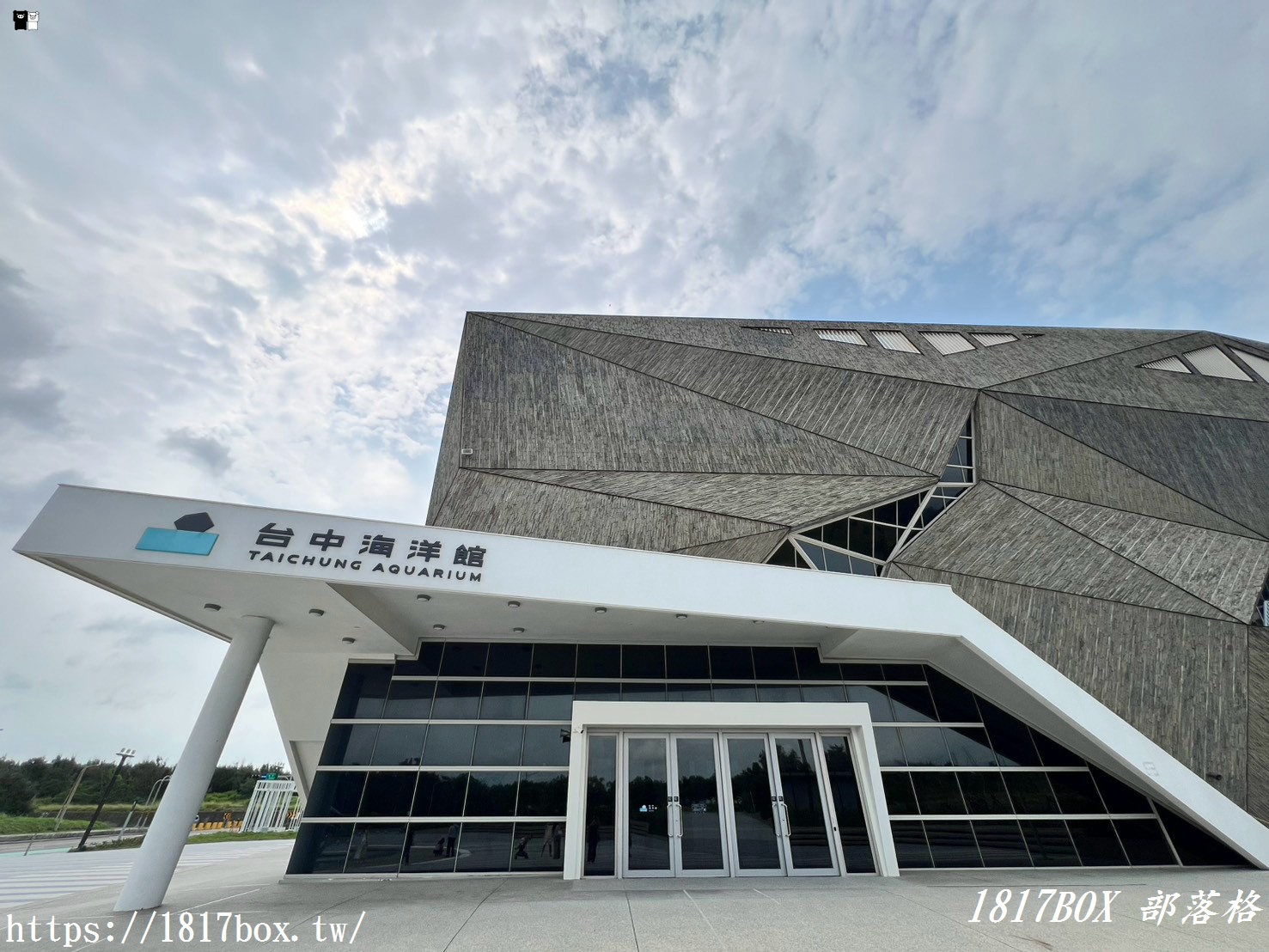 台中海線必訪景點！台中海洋館深度遊記：黑潮大洋缸震撼餵食秀、療癒水母牆、限定企象雞蛋糕與五樓海景下午茶