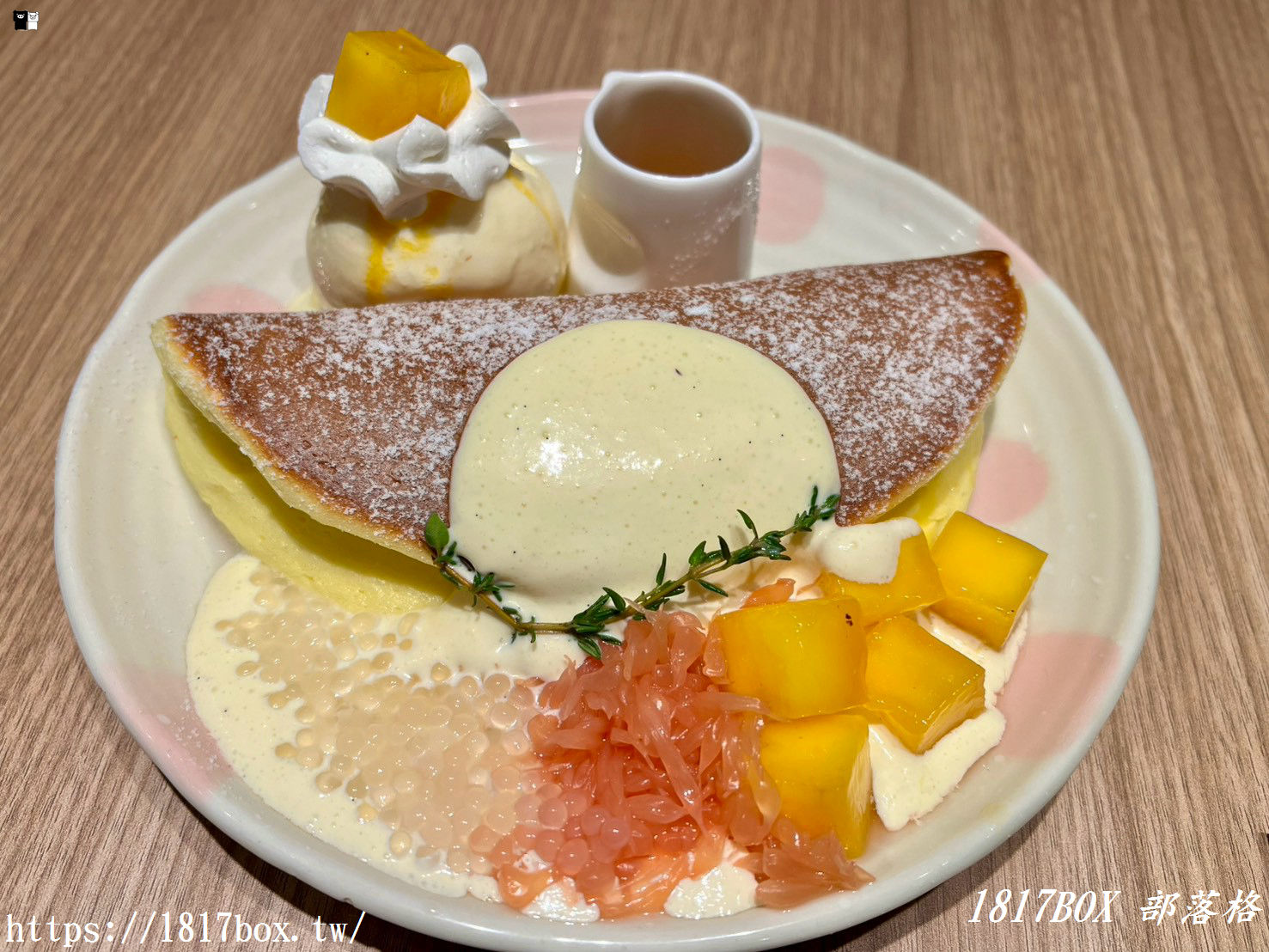 台中最新聚餐亮點！Woosa洋食パンケーキ 屋莎洋食鬆餅屋（台中漢神店）超人氣雲の鬆餅與限定楊枝甘露雙人套餐開箱，南洋海鮮義大利麵與香煎鱸魚雙主餐太滿足！