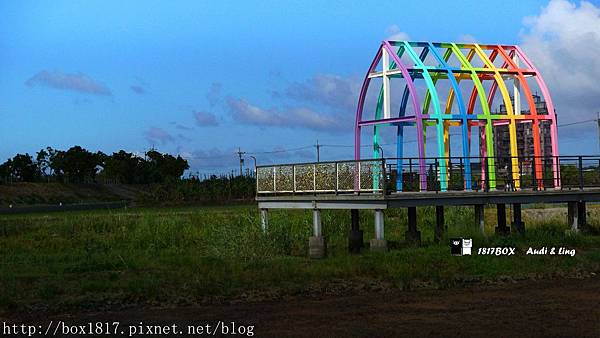 【宜蘭。礁溪】天空島上的小木屋。夢幻彩虹小木屋。IG打卡景點