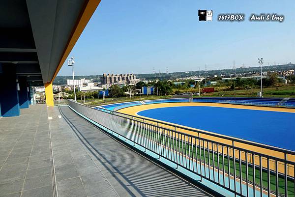【台中。沙鹿】台中港區運動公園。黃白藍顏色建築。IG打卡熱門景點