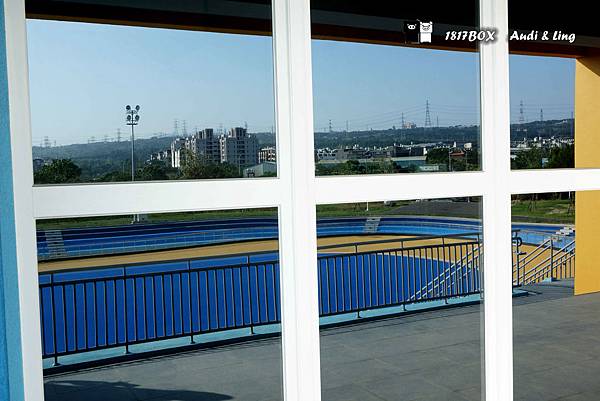 【台中。沙鹿】台中港區運動公園。黃白藍顏色建築。IG打卡熱門景點 @1817BOX部落格