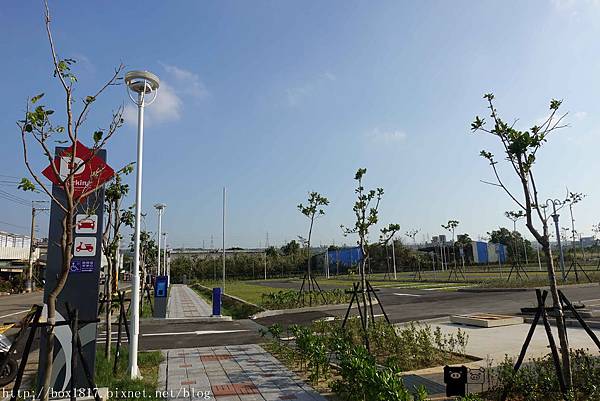 【台中。沙鹿】台中港區運動公園。黃白藍顏色建築。IG打卡熱門景點