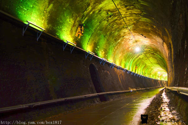 【苗栗市】功維敘隧道。苗栗隧道。日據時代興建的紅磚隧道中最漂亮的一座。光影迷離變幻。夢幻隧道