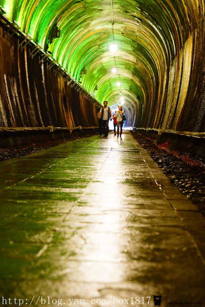 【苗栗市】功維敘隧道。苗栗隧道。日據時代興建的紅磚隧道中最漂亮的一座。光影迷離變幻。夢幻隧道