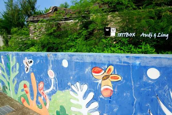 【澎湖。湖西】許家村彩繪壁畫。古厝老房。咾咕石牆。彩繪與傳統聚落的衝突之美