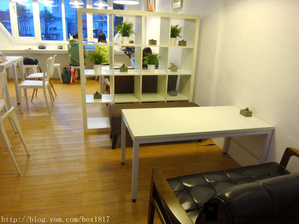 【彰化市】白色方塊咖啡&工作室。咖啡店 。 藝術。閱讀。木盆沙拉。新鮮自然