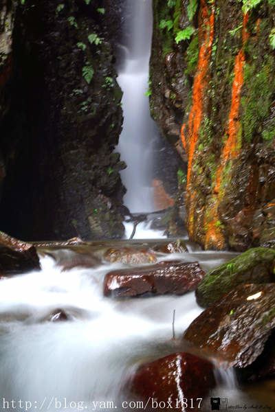 【南投。仁愛】浪漫唯美武界秘境瀑布。摩摩納爾瀑布。摩摩納爾步道。橘色岩壁。冰涼又清澈的溪水 @1817BOX部落格