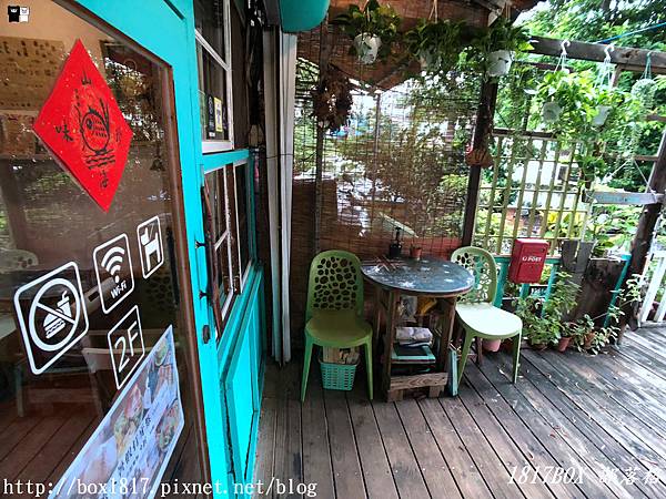 【台中。西區】玉蘭花老樹下的老房子。AShare Cafe 旅人故事咖啡館 @1817BOX部落格
