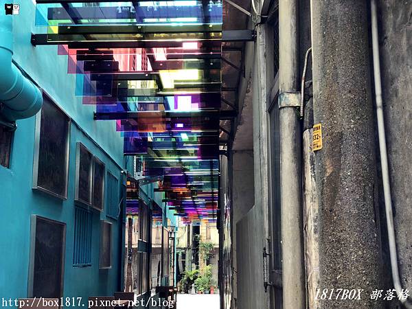 【宜蘭。頭城】200年歷史頭城老街。「文學巷」鏤空鋼板。「藝術巷」彩繪玻璃馬賽克光罩。頭城老街推動再造。舊城愜意遊