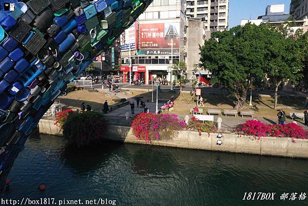 【高雄。鹽埕】愛河．愛之鯨。騰躍愛河。全台灣最大型的水上環保裝置藝術 @1817BOX部落格